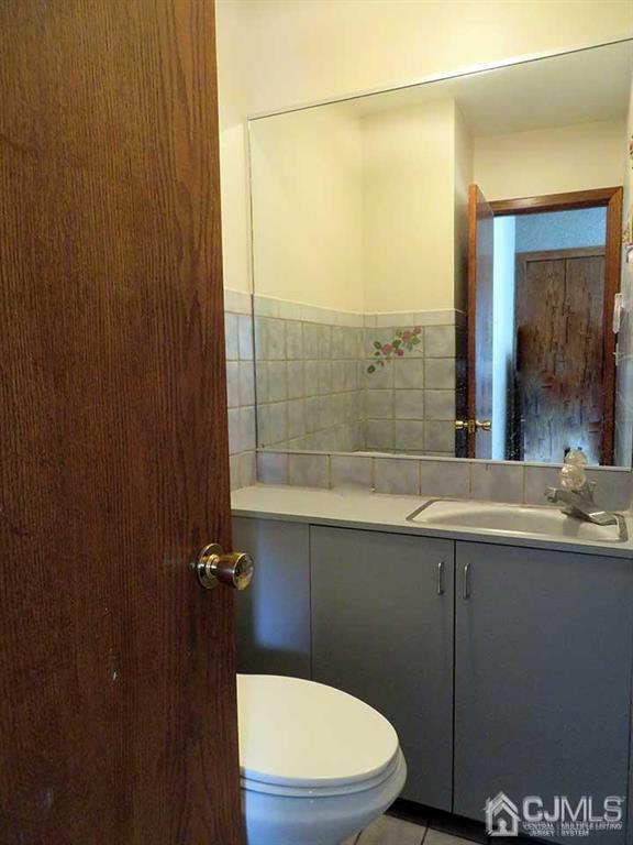 1818 Oak Tree Road Edison, NJ 08820 - Photo 7 of 25 a bathroom with a sink a toilet and shower