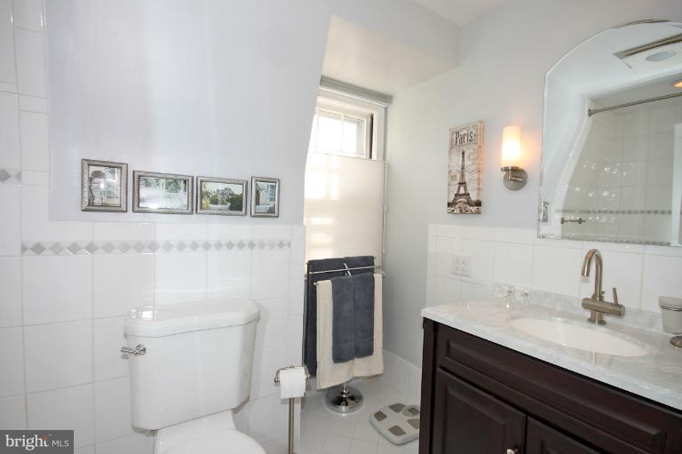 3910 Reno Road Northwest Washington, DC 20008 - Photo 3 of 30 Bath (Master)