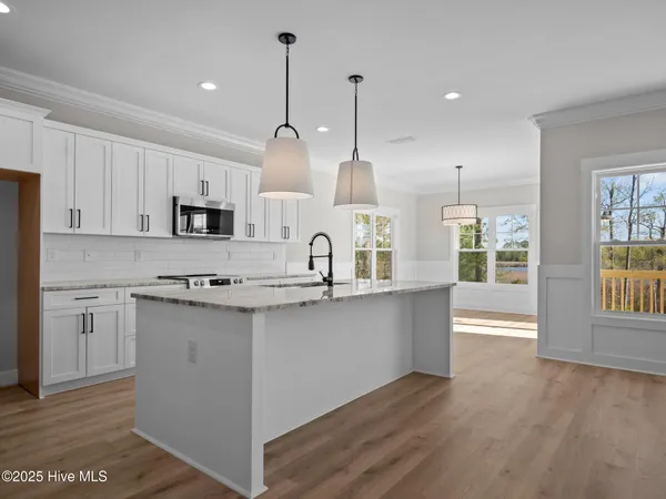 $609,900 | 301 East Ivybridge Drive, Hubert, NC 28539