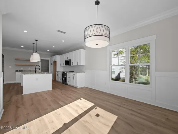 $609,900 | 301 East Ivybridge Drive, Hubert, NC 28539