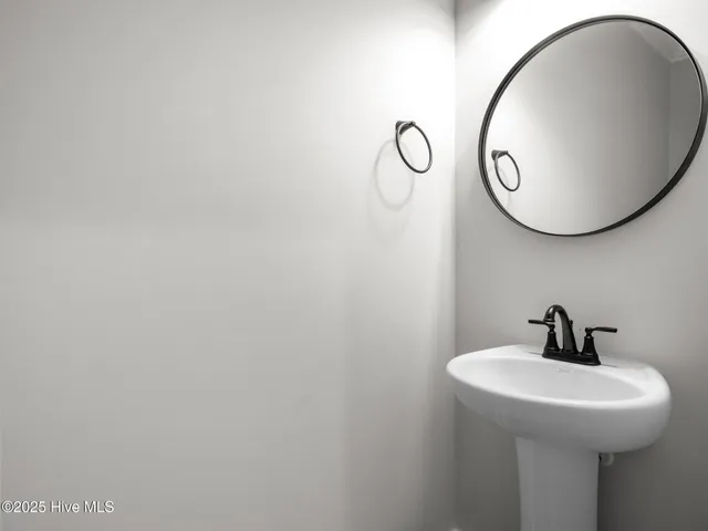 $619,900 | 301 East Ivybridge Drive, Hubert, NC 28539