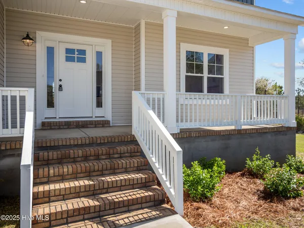 $609,900 | 301 East Ivybridge Drive, Hubert, NC 28539