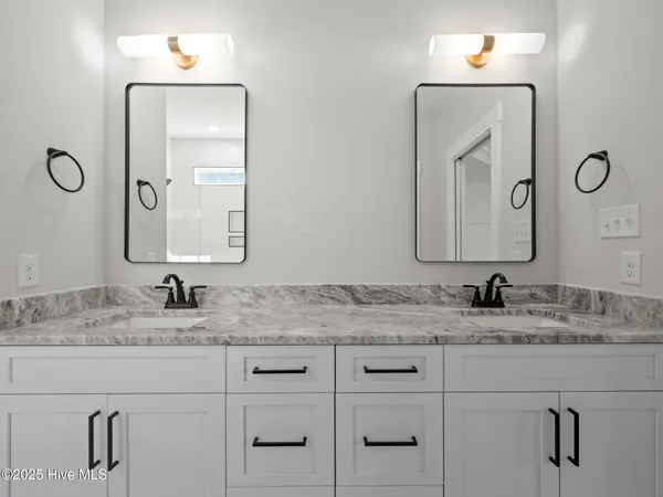 $609,900 | 301 East Ivybridge Drive, Hubert, NC 28539