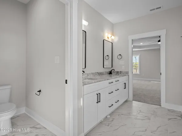 $609,900 | 301 East Ivybridge Drive, Hubert, NC 28539