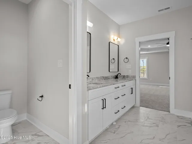 $619,900 | 301 East Ivybridge Drive, Hubert, NC 28539