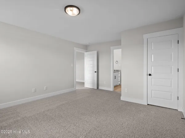 $609,900 | 301 East Ivybridge Drive, Hubert, NC 28539