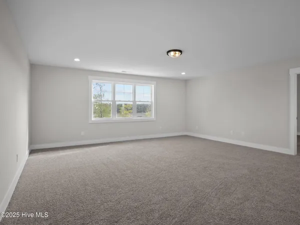 $609,900 | 301 East Ivybridge Drive, Hubert, NC 28539