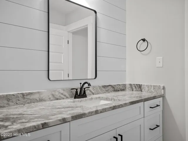 $619,900 | 301 East Ivybridge Drive, Hubert, NC 28539