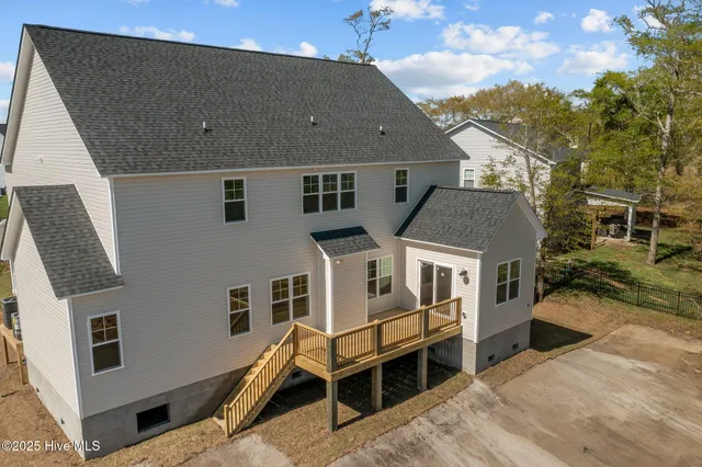 $619,900 | 301 East Ivybridge Drive, Hubert, NC 28539