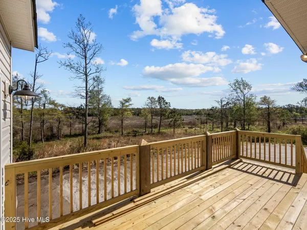 $609,900 | 301 East Ivybridge Drive, Hubert, NC 28539