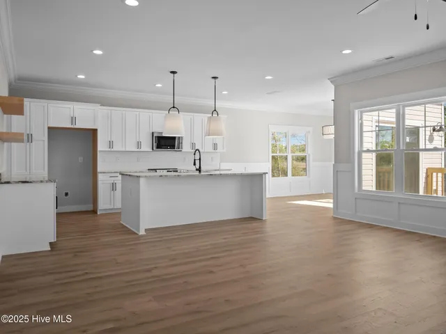 $619,900 | 301 East Ivybridge Drive, Hubert, NC 28539