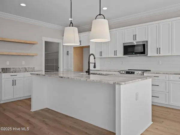 $609,900 | 301 East Ivybridge Drive, Hubert, NC 28539