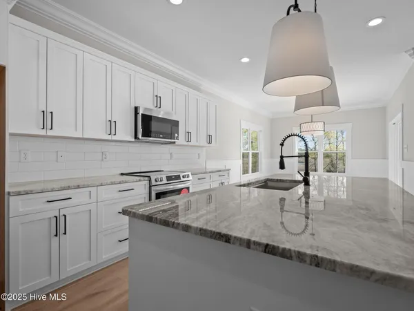 $609,900 | 301 East Ivybridge Drive, Hubert, NC 28539