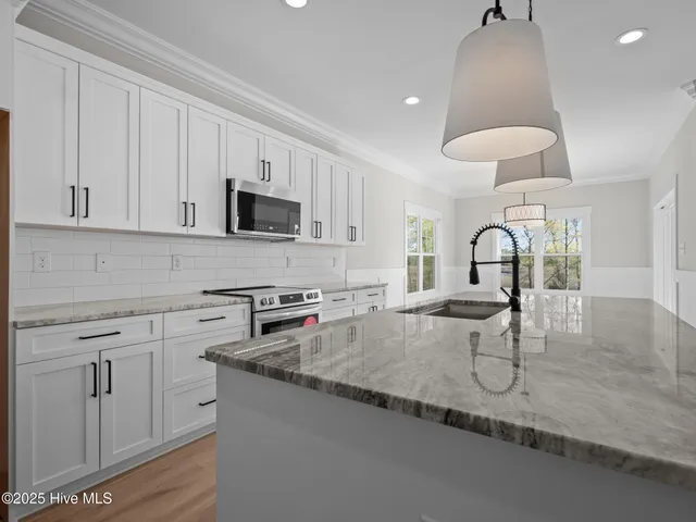 $619,900 | 301 East Ivybridge Drive, Hubert, NC 28539