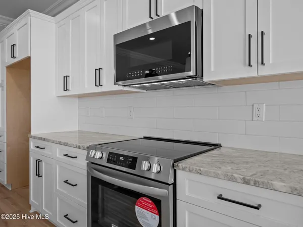 $609,900 | 301 East Ivybridge Drive, Hubert, NC 28539