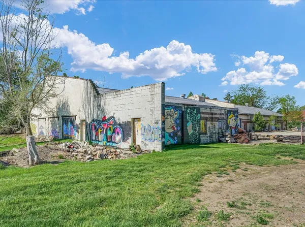 a view of a house with backyard and a yard