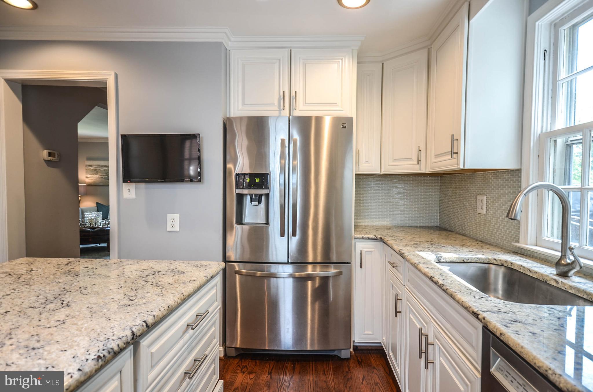 9912 Capitol View Avenue Silver Spring, MD 20910 - Photo 5 of 35 SS appliances, custom cabinets, glass backsplash