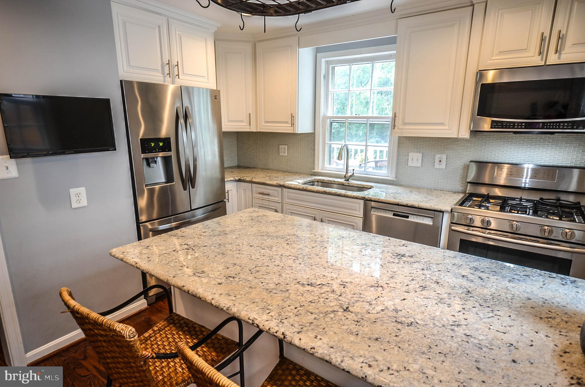 9912 Capitol View Avenue Silver Spring, MD 20910 - Photo 6 of 35 Large island/eating area w/upgraded granite