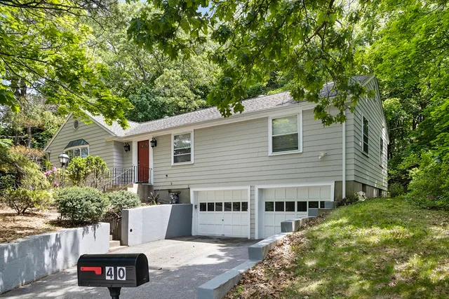 a view of a house with backyard