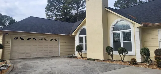 a view of a house with backyard