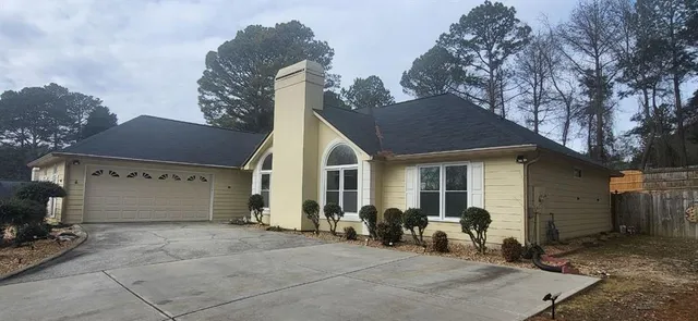 a view of a house with backyard