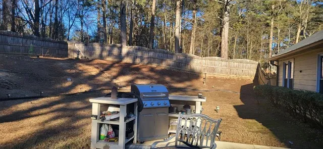 a view of a backyard