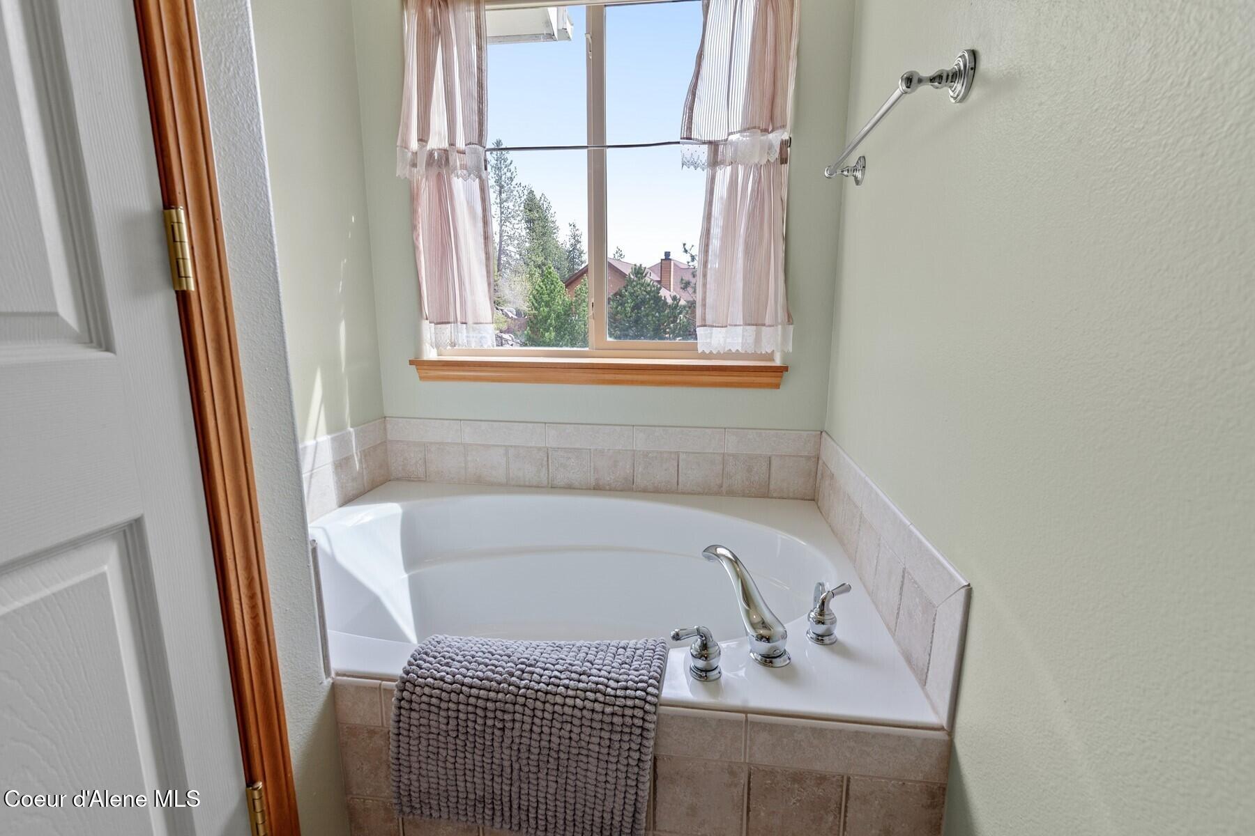 3700 East Fernan Hill Road Coeur D'Alene, ID 83814 - Photo 13 of 48 Main Floor Primary Bath