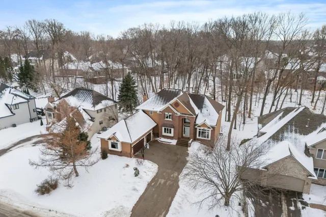 $900,000 | 16105 37th Avenue North, Plymouth, MN 55446