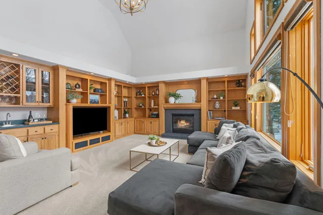 $900,000 | 16105 37th Avenue North, Plymouth, MN 55446