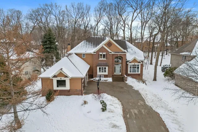 $900,000 | 16105 37th Avenue North, Plymouth, MN 55446