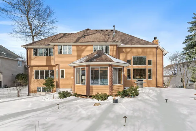 $900,000 | 16105 37th Avenue North, Plymouth, MN 55446