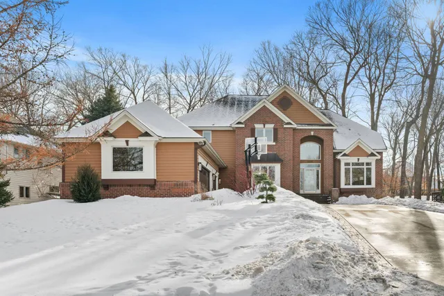 $900,000 | 16105 37th Avenue North, Plymouth, MN 55446