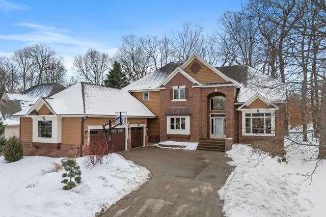 $900,000 | 16105 37th Avenue North, Plymouth, MN 55446