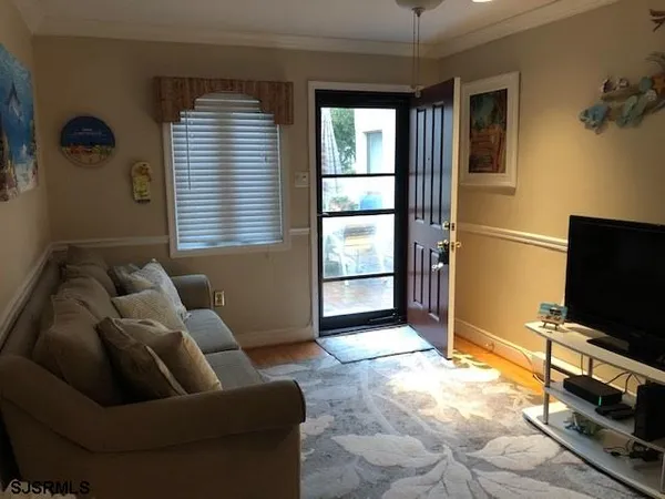 $1,400 | 101 South Coolidge Avenue, Unit 2, Margate City, NJ 08402