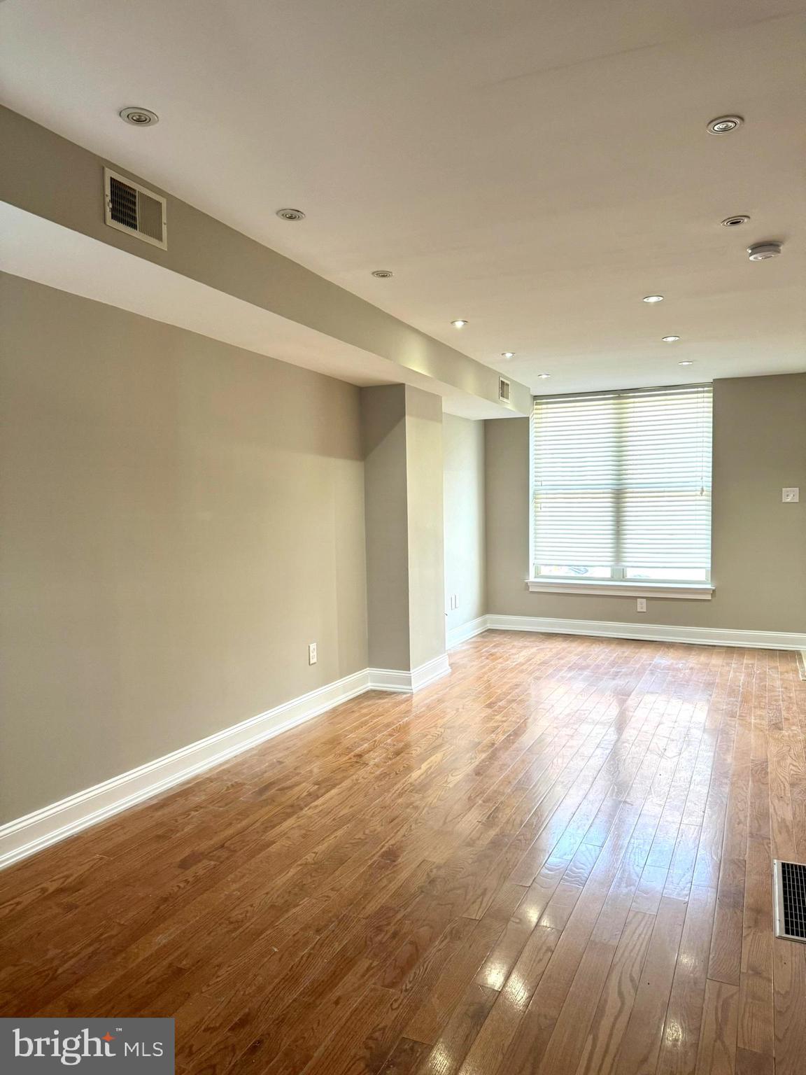 2531 South Warnock Street Philadelphia, PA 19148 - Photo 7 of 32