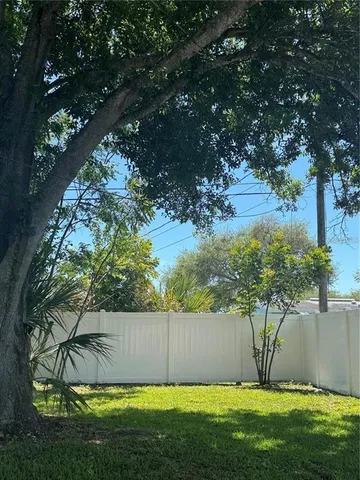 a view of a backyard