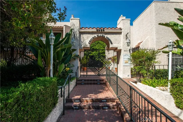 a view of a house with backyard and garden