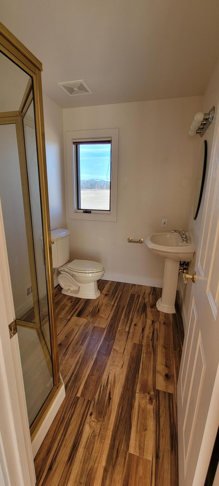 68290 George Cyrus Road Sisters, OR 97759 - Photo 30 of 52 Upstairs bathroom