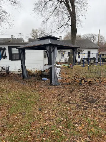 a view of a house with backyard