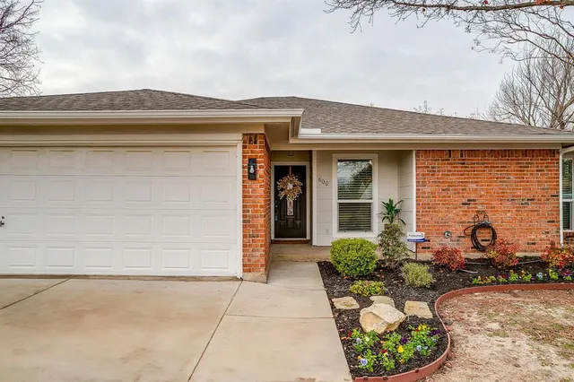 $279,000 | 800 Crestview Drive, Burleson, TX 76028
