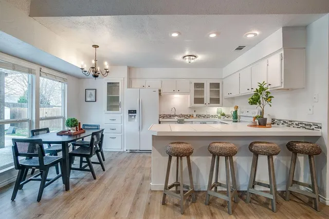 $279,000 | 800 Crestview Drive, Burleson, TX 76028