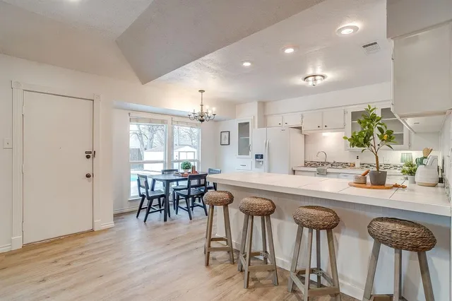 $279,000 | 800 Crestview Drive, Burleson, TX 76028