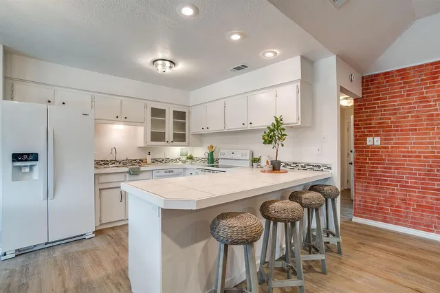 $279,000 | 800 Crestview Drive, Burleson, TX 76028