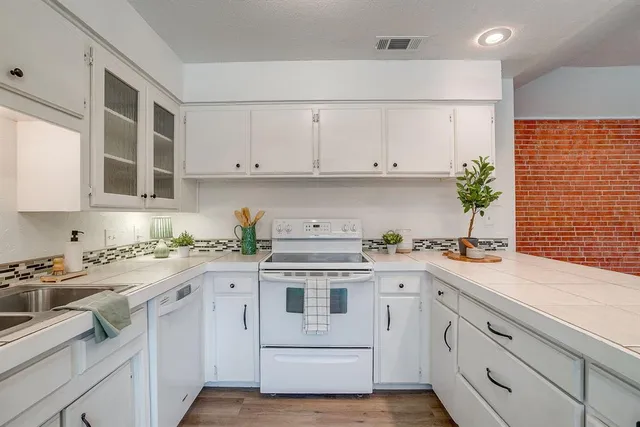 $279,000 | 800 Crestview Drive, Burleson, TX 76028