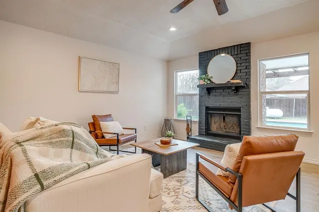 $279,000 | 800 Crestview Drive, Burleson, TX 76028