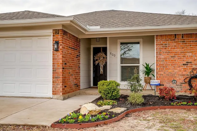 $279,000 | 800 Crestview Drive, Burleson, TX 76028