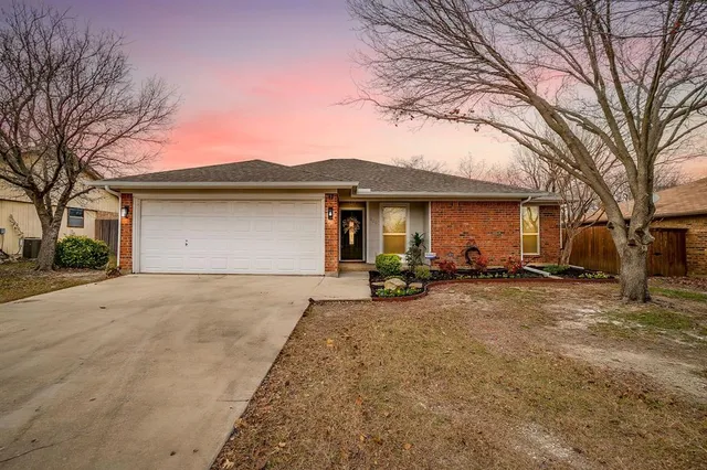 $279,000 | 800 Crestview Drive, Burleson, TX 76028