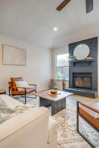 $279,000 | 800 Crestview Drive, Burleson, TX 76028