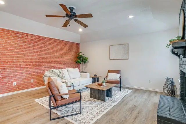 $279,000 | 800 Crestview Drive, Burleson, TX 76028