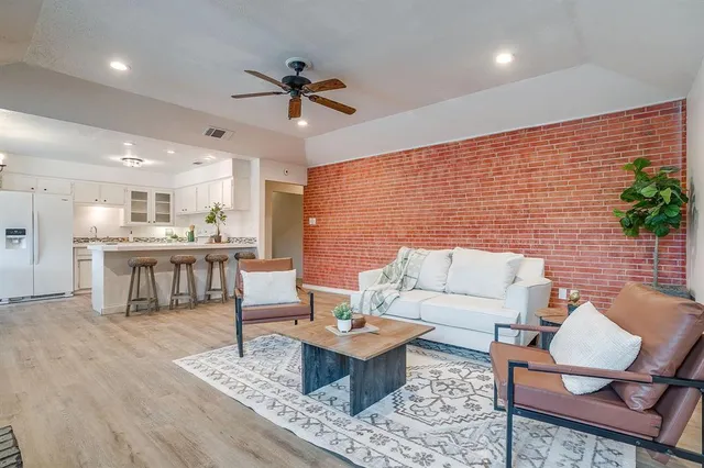 $279,000 | 800 Crestview Drive, Burleson, TX 76028